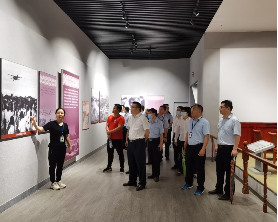 图1：参观毛主席接见广西各族人民纪念馆.png